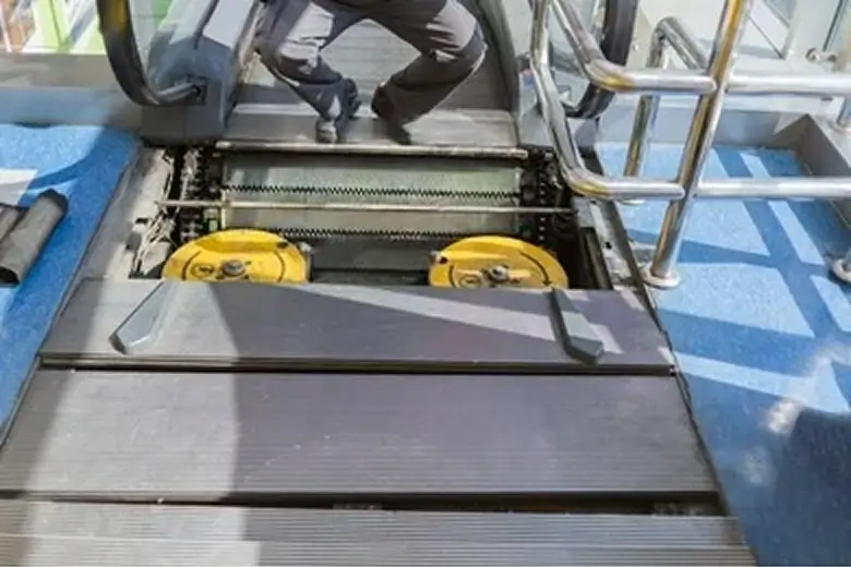 escalator-department-store-airport-fixing-260nw-782795314 2